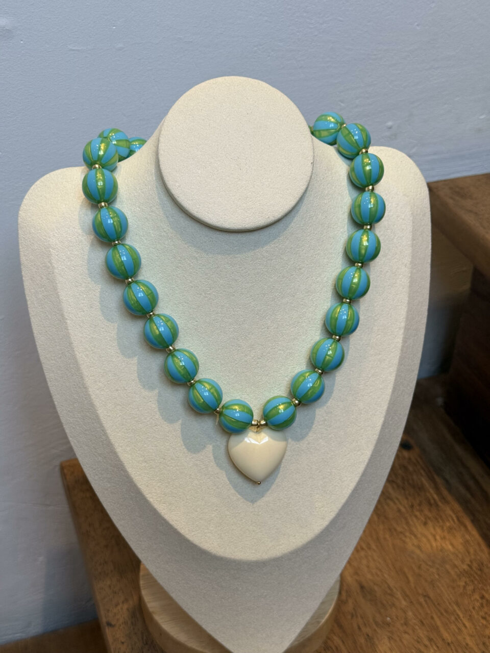 Collier Marpo en résine rayé bleu et vert