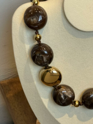 Collier grosses perles résine et doré marron 1