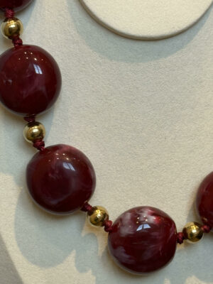 Collier grosses perles résine et doré rouge 1