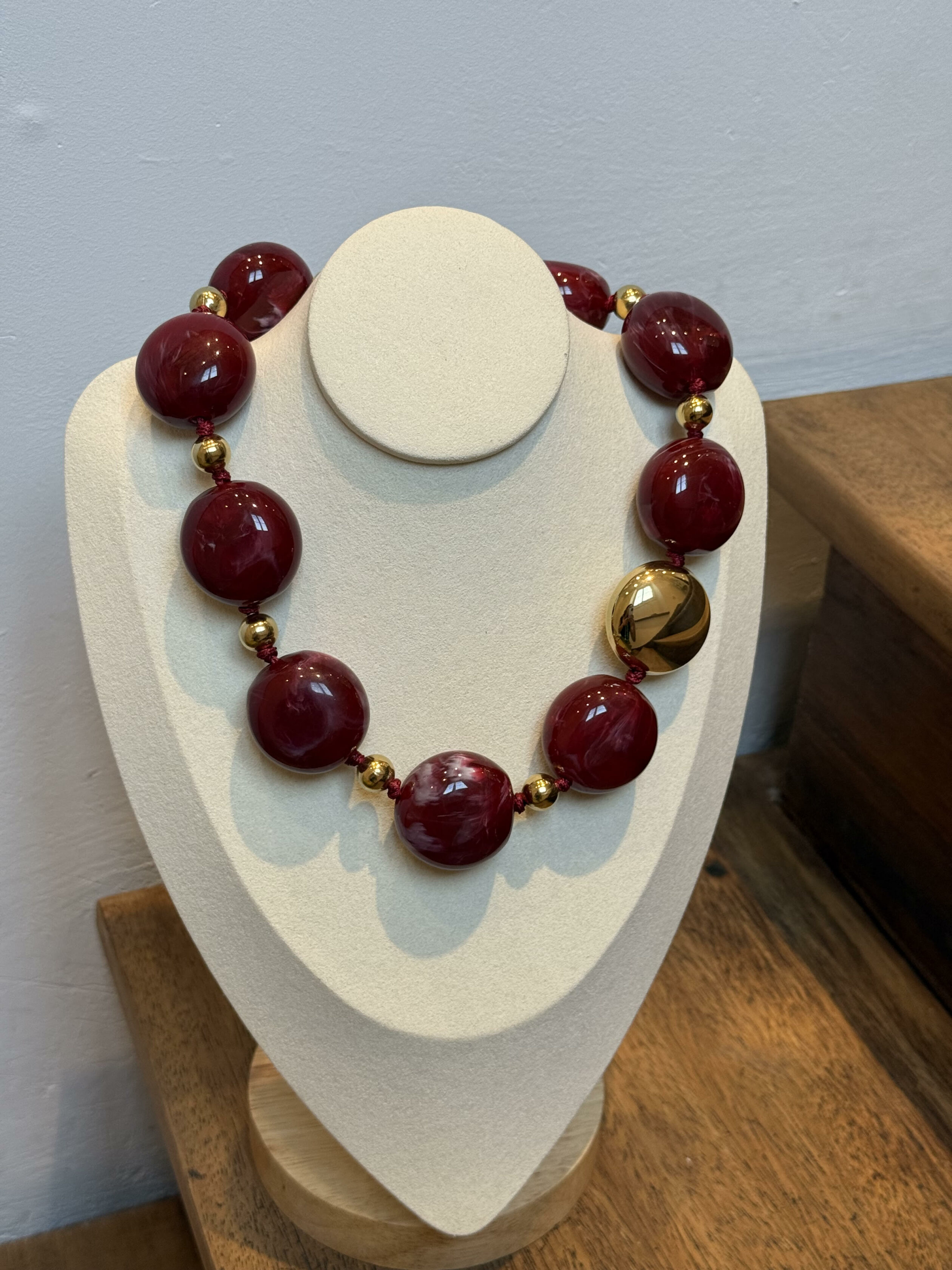 Collier grosses perles résine et doré