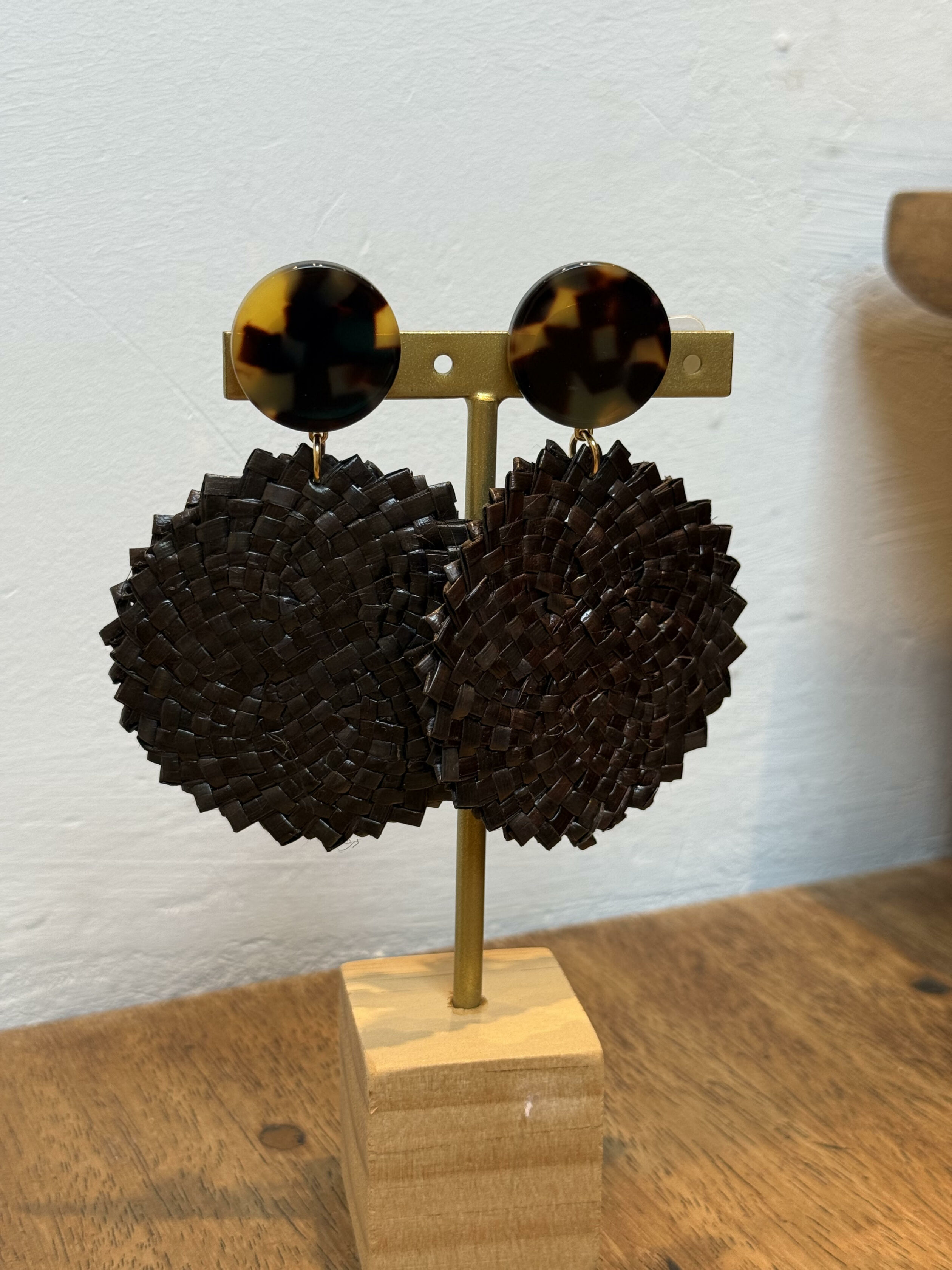 Boucles d’oreille en raphia noir